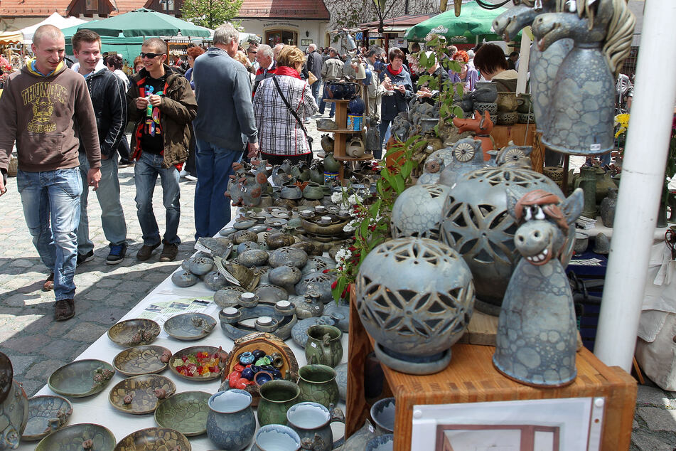 Beim Töpfermarkt in Plauen sind Töpfer und Keramiker aus der Region dabei.