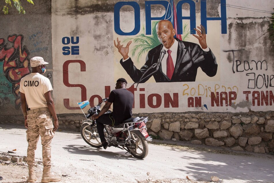 A Haitian policeman guards the house of assassinated president Jovenel Moïse on July 11, 2021.