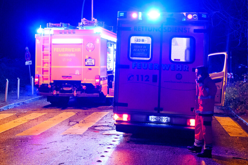 Horror-Unfall in Hamburg: Fahrer verliert in Kurve Kontrolle, zwei Menschen sterben