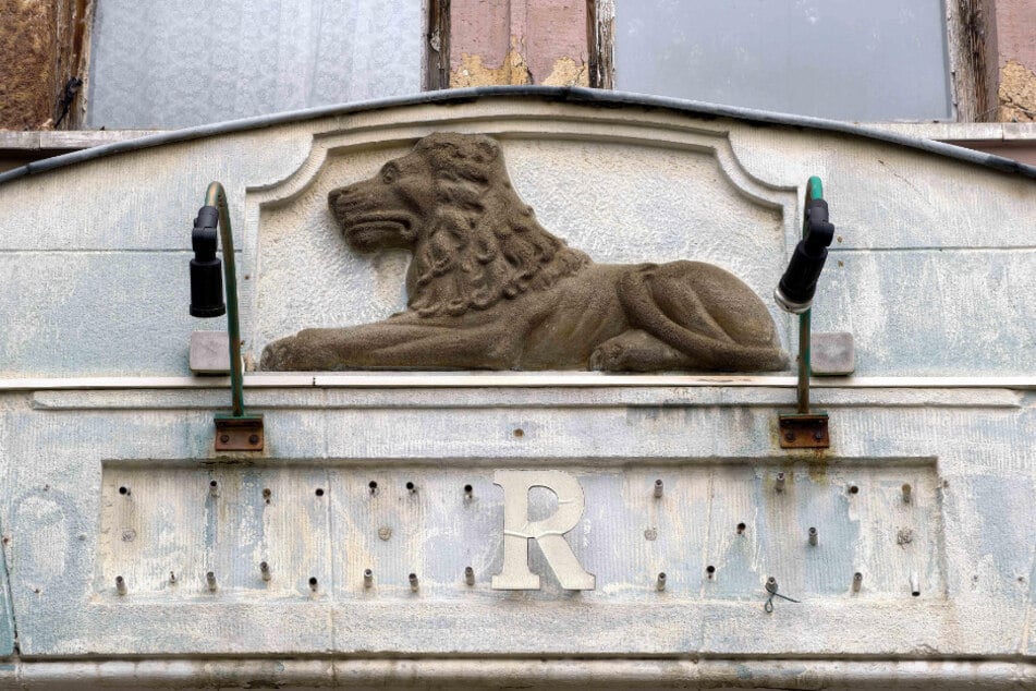 Das Gebäude ist stark reparaturbedürftig.