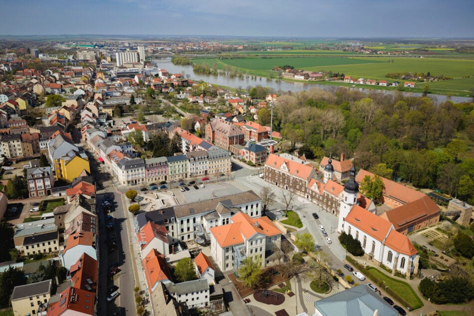 Die unfassbaren Taten sollen zumeist in einer Privatwohnung in Riesa stattgefunden haben, wo der Täter das Kind versteckt hatte.