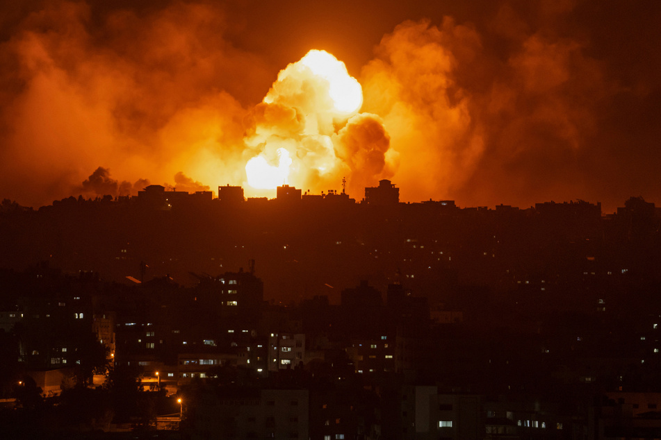 Feuer und Rauch steigen in den Nachthimmel nach einem israelischen Luftangriff auf Gaza Stadt.