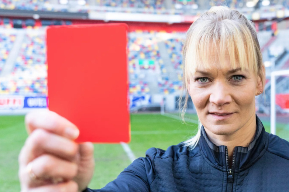 Ex-Schiri Bibiana Steinhaus-Webb zeigt wieder die Rote Karte!
