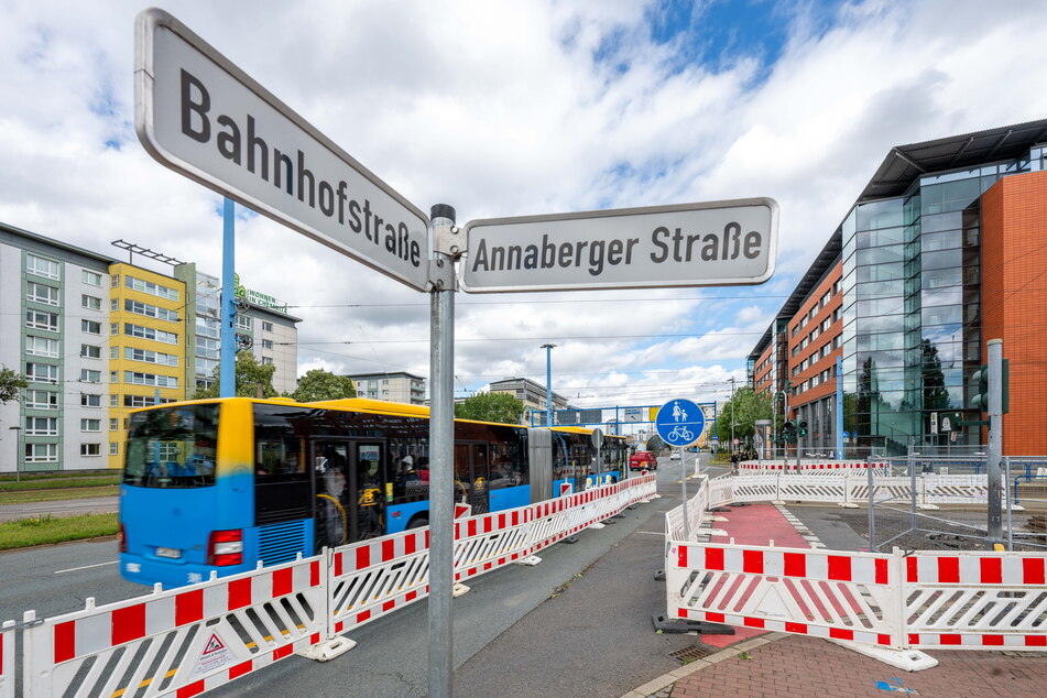 Die Kreuzung Bahnhofstraße/Annaberger Straße: Baustellenabsperrungen so weit man schauen kann.