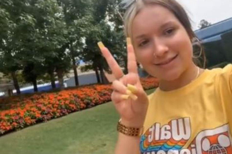Mit diesem Shirt kam Alyssa Schueller doch noch in den Freizeitpark.