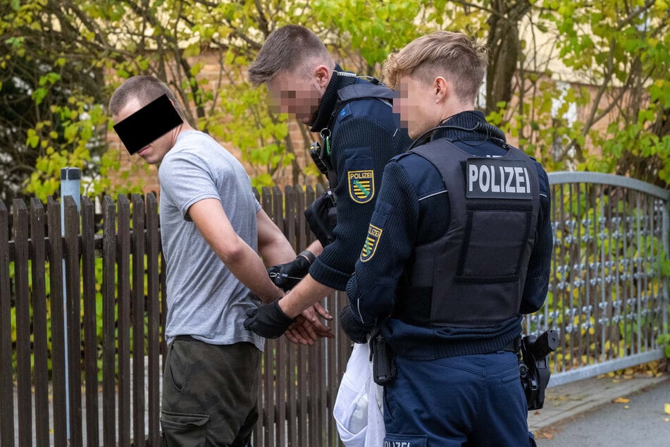 Polizisten verhafteten den polnischen Audi-Fahrer (28) nach seiner ersten Fahrerflucht am Mittag, entließen ihn aber wieder aus der Polizeiwache.