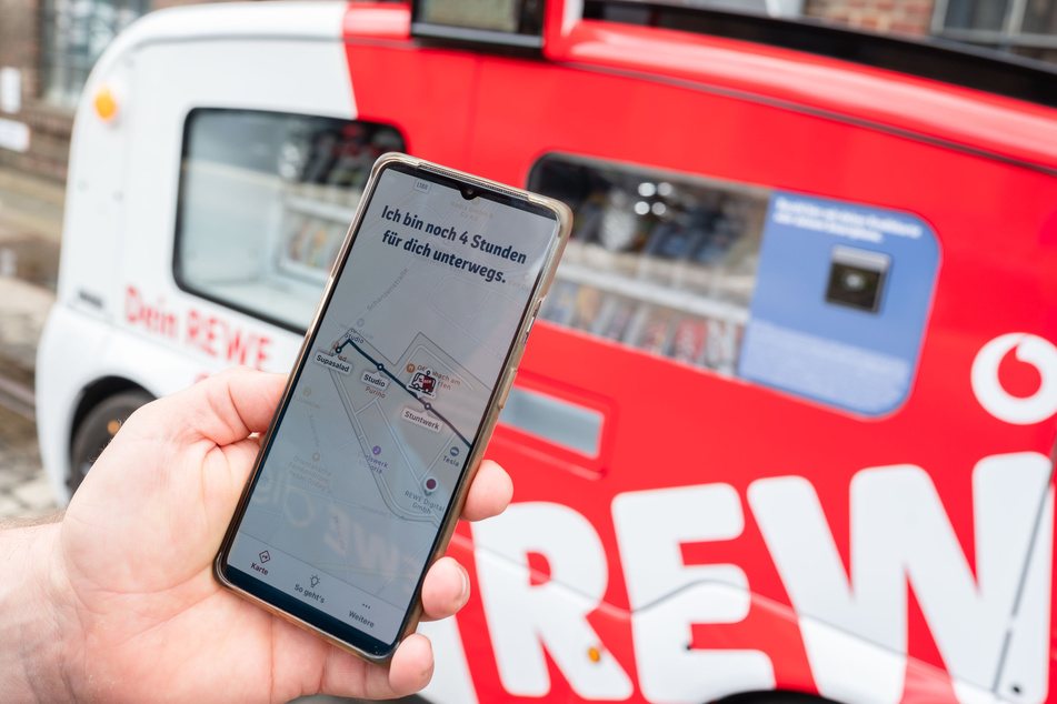 In einer App lässt sich die Route des "Snack Mobil" verfolgen. Bezahlt wird kontaktlos, zum Beispiel mit dem Smartphone.