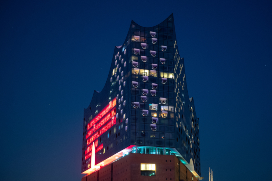 Mit der leuchtenden Fassade der Elbphilharmonie soll im Rahmen der Aktion "Night of Light" auf die schwierige Lage Veranstaltungsbranche in der Corona-Krise hingewiesen werden.