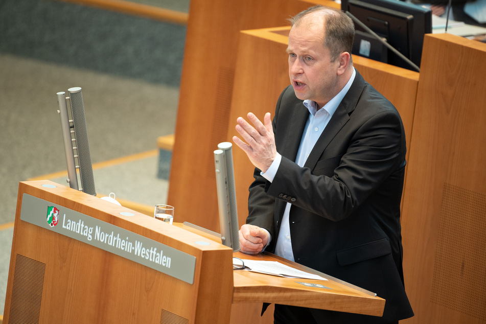 Joachim Stamp (50, FDP), stellvertretender Ministerpräsident, warnt vor einer härteren Gangart bei Corona.