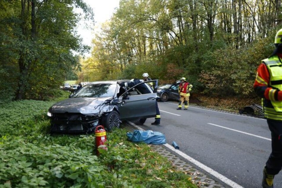 Eine Frau musste aus ihrem Wagen befreit werden.