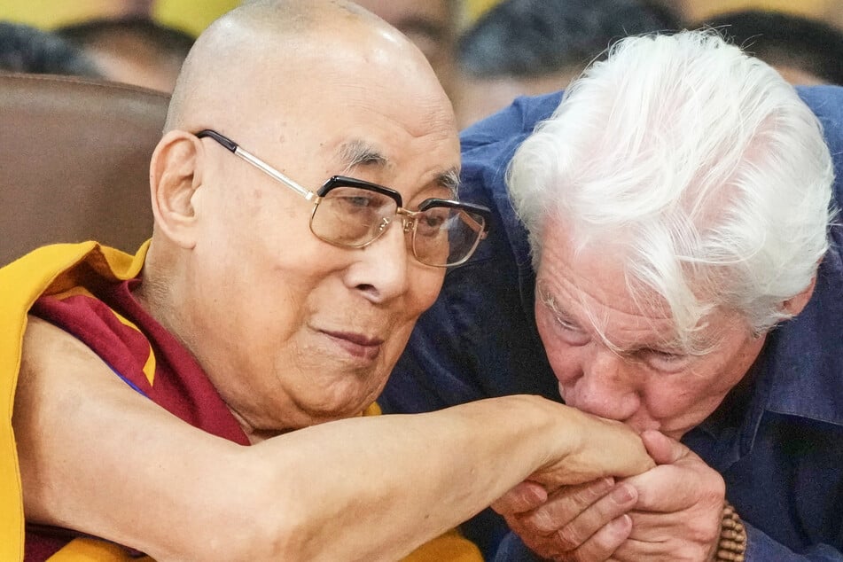 Schauspieler Richard Gere (76, r.) gilt als Freund des Dalai Lama (90).