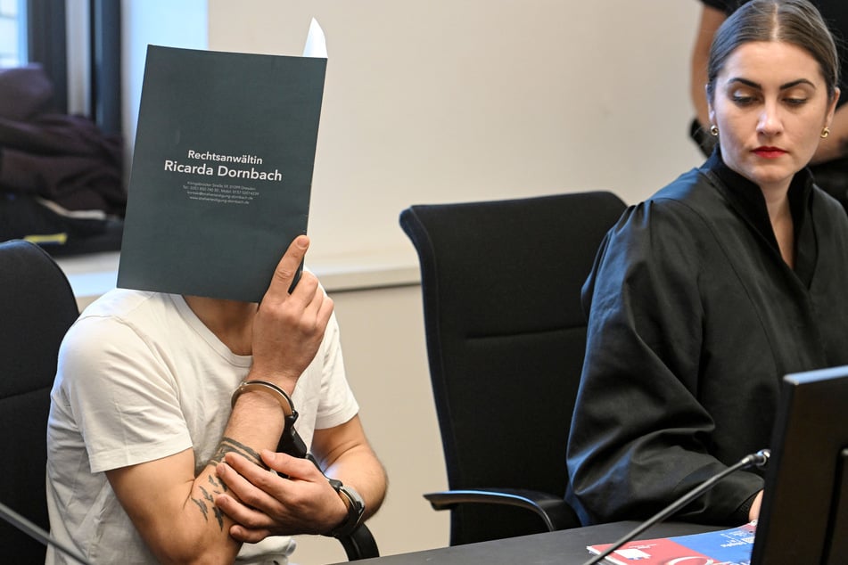 Den Schutzstatus für Majd A. (22), hier neben seiner Anwältin Ricarda Dornbach, hoben die Behörden inzwischen auf.