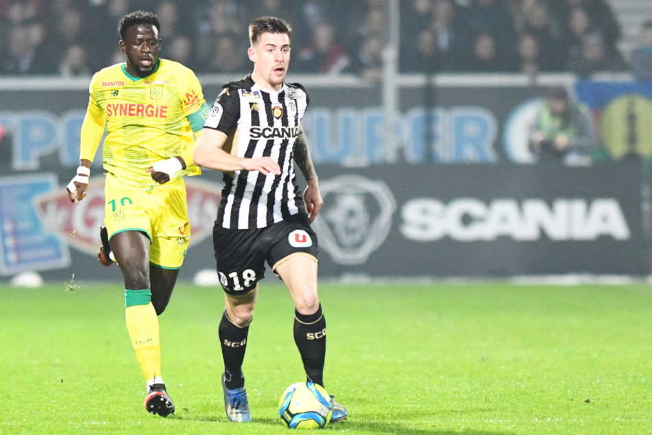 Baptiste Santamaria (r.) ist der neue Rekordeinkauf des SC Freiburg. Er soll dem defensiven Mittelfeld Stabilität und Struktur verleihen.