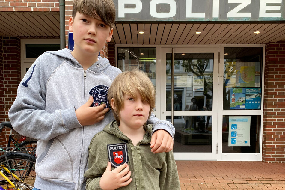 Der 12-jährige Willi (l.) steht vor der Polizeistation auf Borkum. Er hatte nach Angaben der Polizei im Juli einen Mann bei einem Diebstahl beobachtet und diesen auf der Flucht von der Promenade in die Dünen verfolgt.
