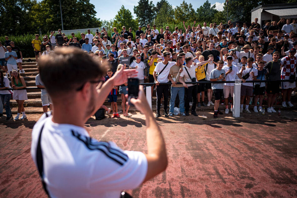 Delay-Sports-Gründer Elias Nerlich (24) filmt die Fans beim Saisonstart seines Teams in der Kreisliga C am Sonntag.