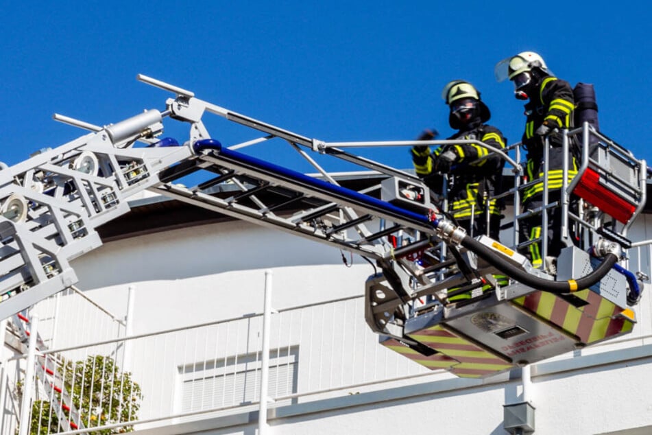 Das Bild zeigt zwei Einsatzkräfte der Feuerwehr am Montagmorgen in Bad Nauheim.