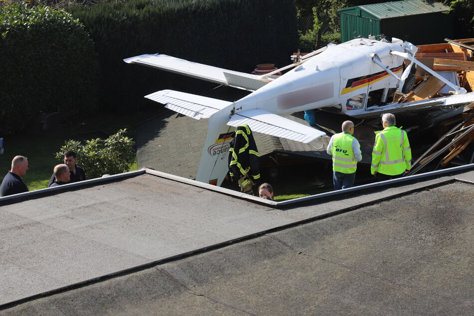 Rätsel um Flugzeugabsturz mit zwei Verletzten: Warum landete Cessna im Garten?