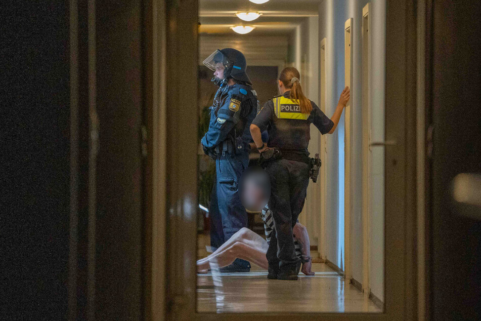 Streifenpolizisten und das USK nahmen den Tatverdächtigen in seiner Wohnung fest.