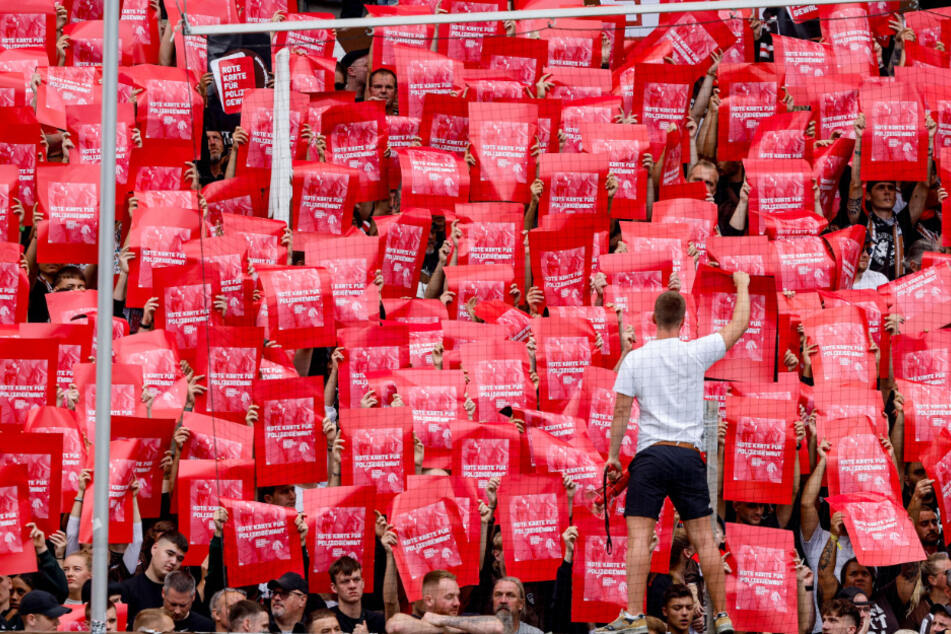 Die St.-Pauli-Anhänger hielten vor der Partie Rote Karten mit der Aufschrift "Rote Karte für Polizeigewalt" in die Höhe.