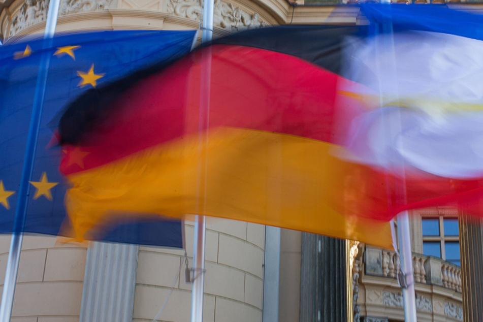 Vor dem Schweriner Landtag wehen die Flaggen der EU, Deutschlands und Mecklenburg-Vorpommerns.