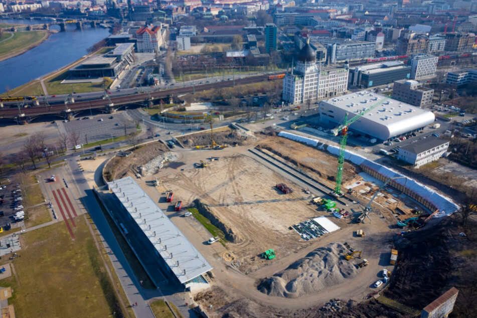 Die Arbeiten im Heinz-Steyer-Stadion laufen, sollen im Herbst 2023 beendet sein.