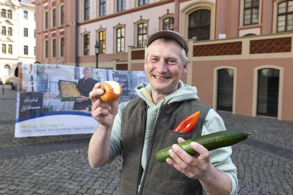 Zum Auftakt der zehnten Grünmarkt-Saison in Meißen lädt der regionale Händler Jan Quaschnik (44) in den Hof der Roten Schule ein.