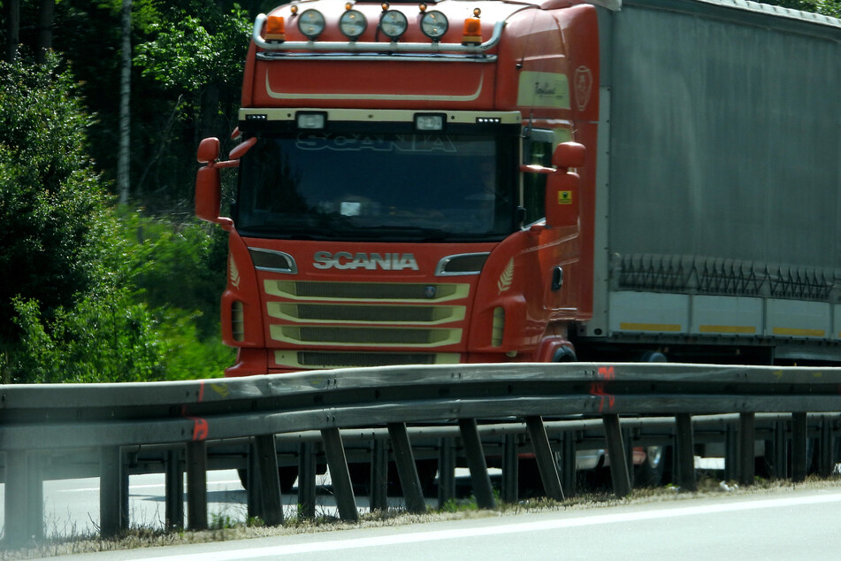Filmreifer Stunt auf der A14: Trucker bremst Kollegen aus und rettet sein Leben