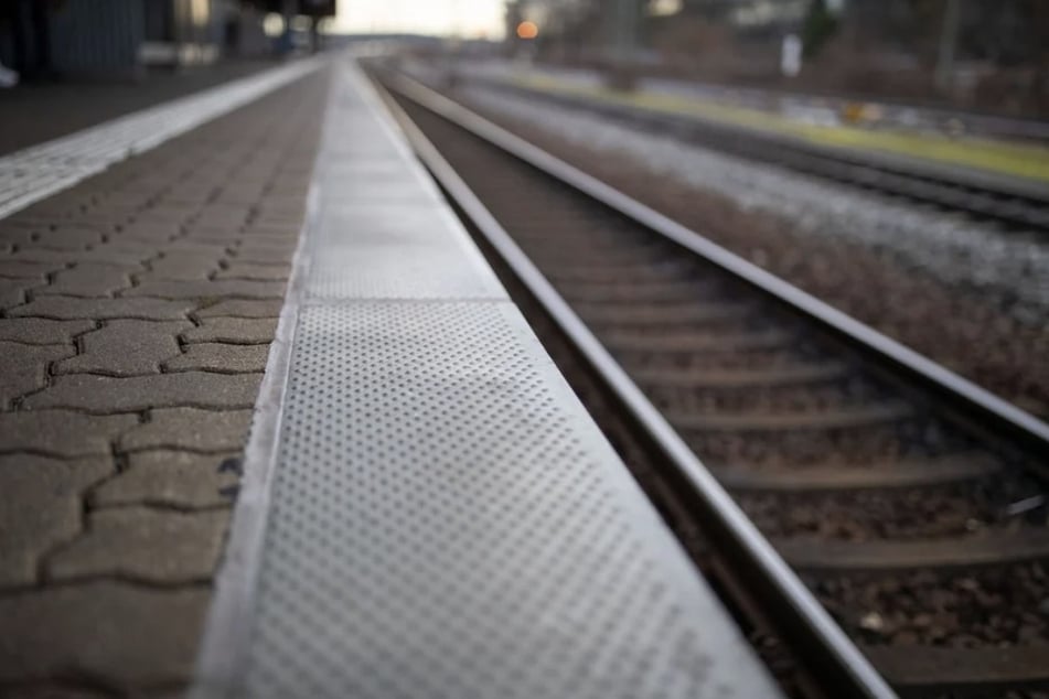 Am Bahnhof hatte der Mann die Jugendliche beleidigt und später sogar attackiert. (Symbolfoto)