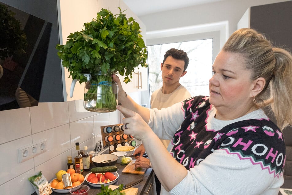 Die "Frohes Fest"-Stars Marc Weinmann (27) und Manuela Wisbeck (41) kochen in der Theaterwohnung.