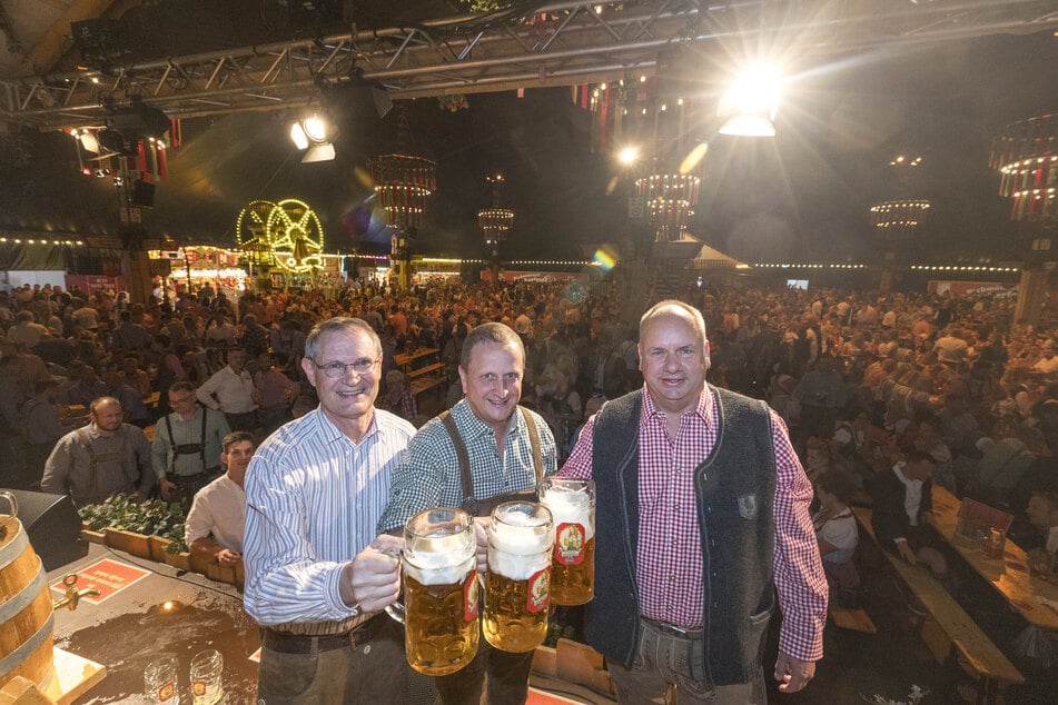 Auch Feldschlößchen-Chef Karsten Uhlmann (M.) und Herstellungsleiter Christian Baron (l.) prosteten dem OB zu. Bis 11. Oktober lädt die Feldschlößchen-Brauerei zum Mordsgaudi im riesigen Festzelt ein.