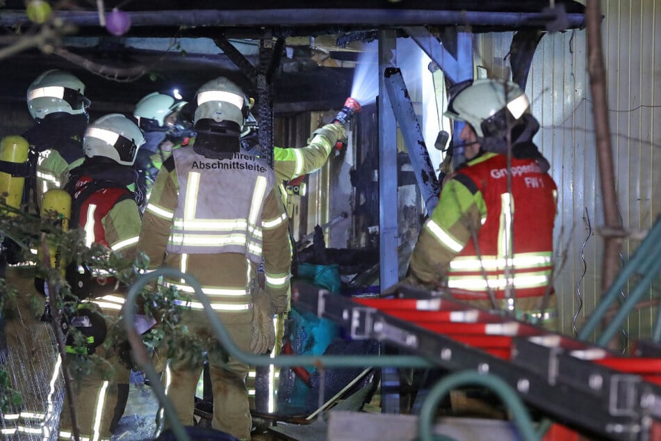 Die Einsatzkräfte mussten einen Pavillon und zwei Lauben von dem Brand befreien.