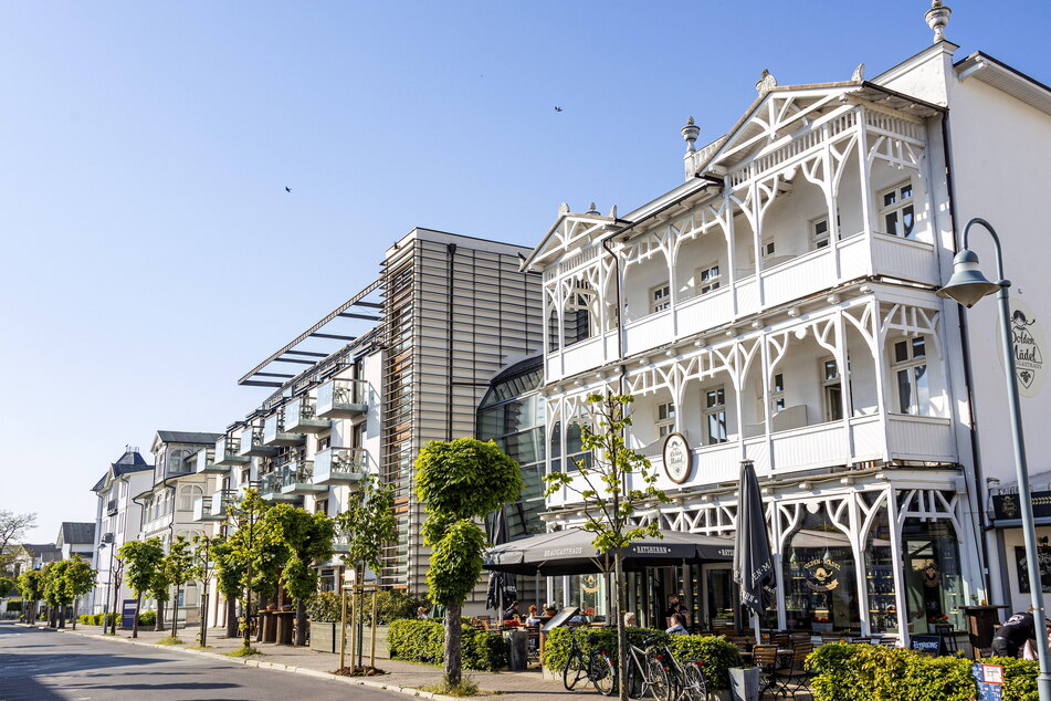 Auf der Insel reihen sich Ferienwohnung und Hotels aneinander.