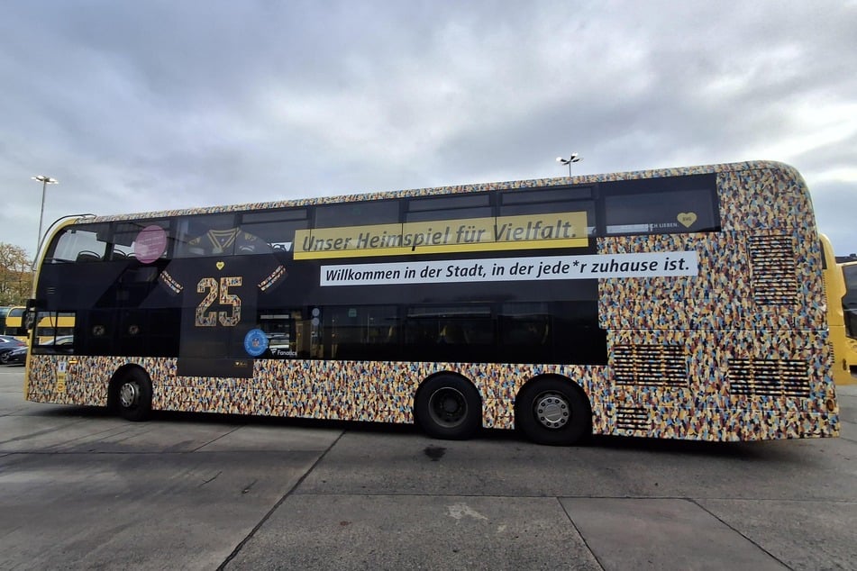 Die Trikots gibt es unter anderem im BVG-Fanbus zu kaufen.