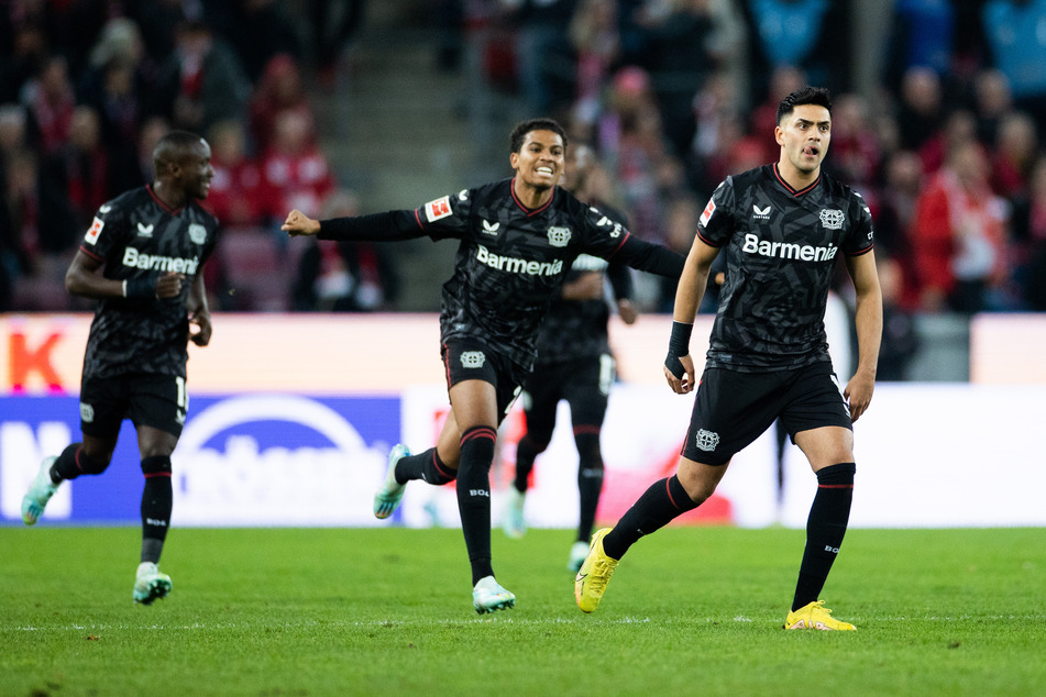 Leverkusens Stürmer Nadiem Amiri (26, r.) leitete mit seinem Treffer zum 1:1-Ausgleich die Wende im Rheinderby gegen den 1. FC Köln ein.