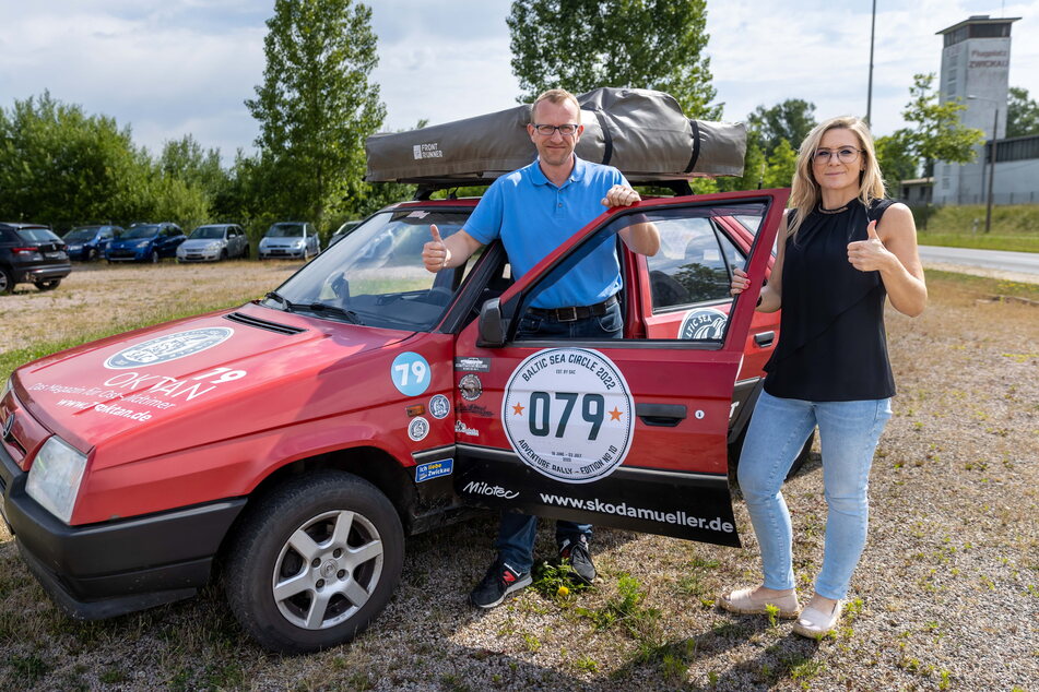 Carsten Braun (43) und Sponsorin Nadja Müller (39) freuen sich auf den Start der nördlichsten Rallye der Welt. Ihr Skoda namens “Miloš” ist bereit dafür.