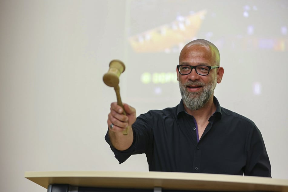 Auktionator Schönwald (47) brachte mit seinen knackigen Sprüchen den Plenarsaal währen der Versteigerung immer wieder zum Lachen.