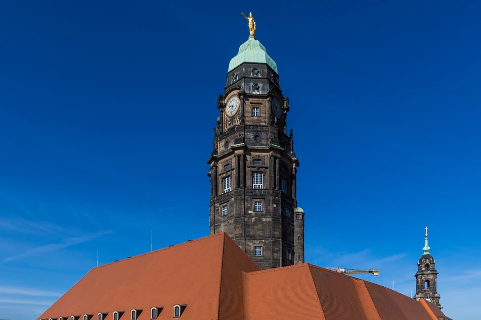 Alle wollen auf den Rathausturm: Der Aufstieg zum aktuell höchsten Aussichtspunkt der Stadt kommt bei den Dresdnern sehr gut an.