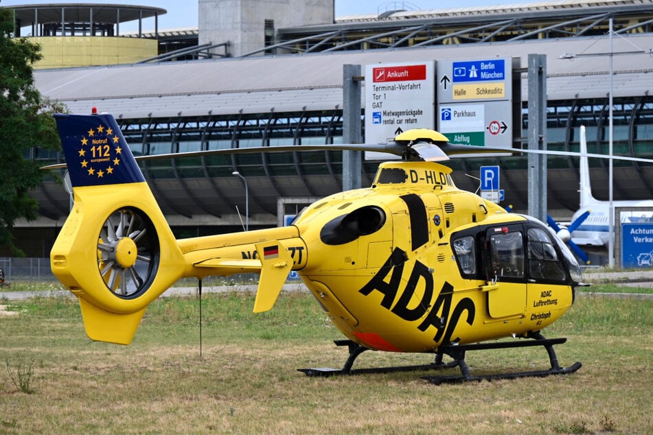 Der Rettungshubschrauber landete unweit des Flughafen-Bahnhofs.
