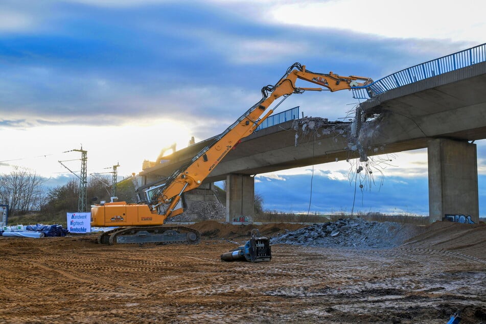 Im Dezember wurde die gammelige B101-Brücke nahe Großenhain beseitigt.