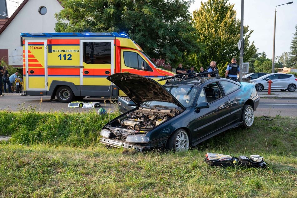 Am Donnerstagabend krachten ein Opel und ein Motorradfahrer im Leipziger Ortsteil Plaußig-Portitz zusammen.