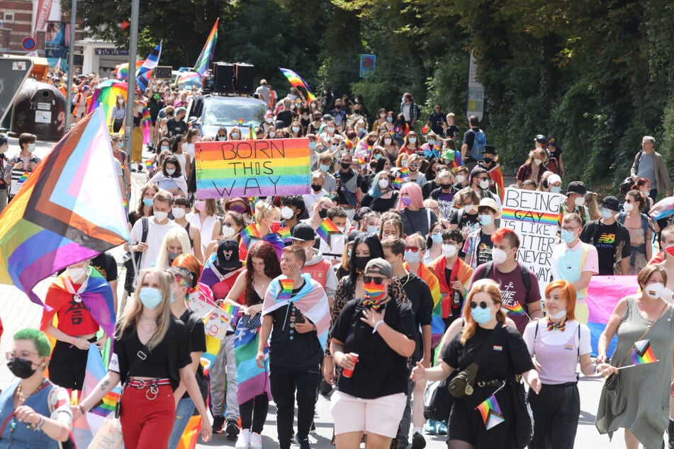 Mit Regenbogenfarben, Fahnen und Plakaten zogen über 1000 Menschen beim Christopher Street Day durch Jena.