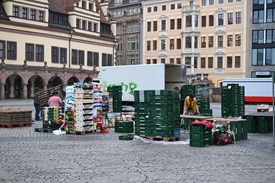 Vereinzelte Wochenmarkt-Händler bauten ihre Stände vor dem Alten Rathaus auf.