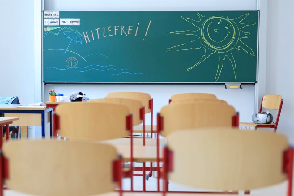 Kinder im Südwesten sitzen derzeit bei hohen Temperaturen im Klassenzimmer. (Symbolfoto)