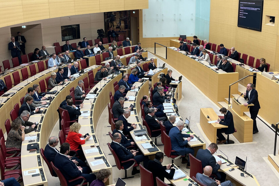 Wirtschaftsminister Hubert Aiwanger (53, Freie Wähler, stehend) sprach eine Stunde lang im Bayerischen Landtag über die Wirtschaftslage in Bayern.