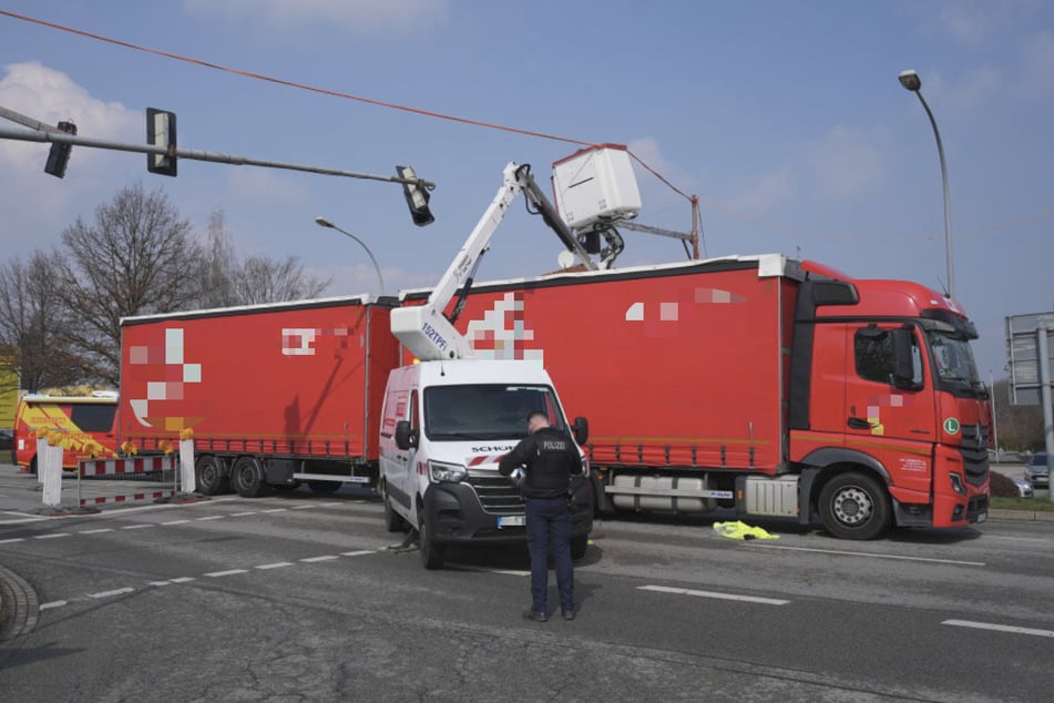 Ein Lkw rammte eine Hebebühne und verletzte einen Mann schwer.