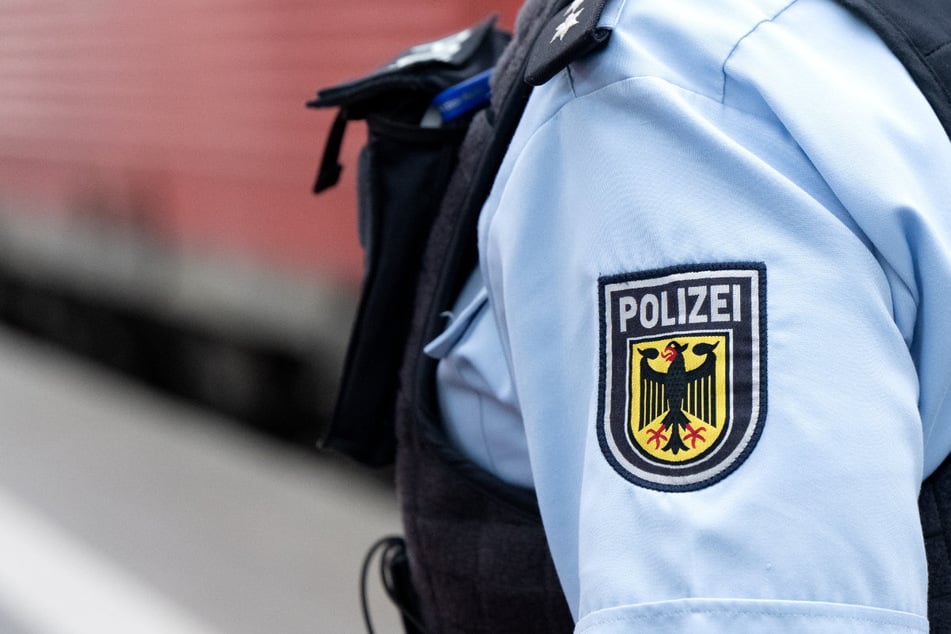 Hauptbahnhof München: 60-Jähriger beleidigt Fahrgäste rassistisch und zieht Messer