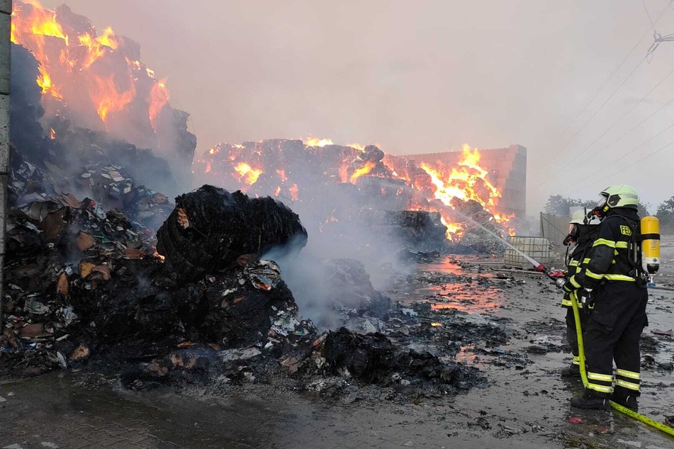 In der Spitze brannten etwa 8000 Papierballen auf dem Gelände der Fabrik in Zülpich.