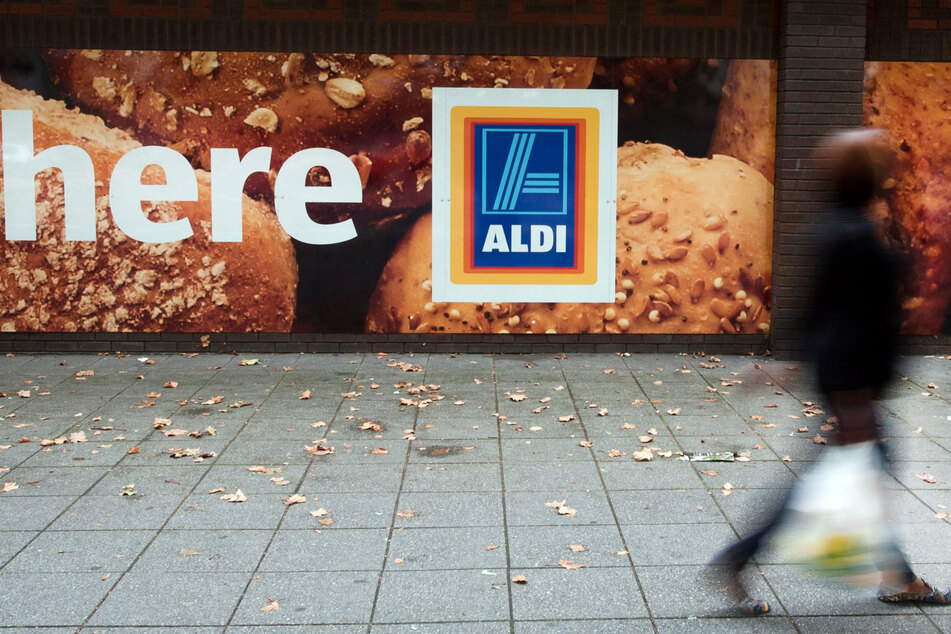 Glücklicherweise gab es einen mutigen Zeugen vor dem Discounter. (Symbolbild)