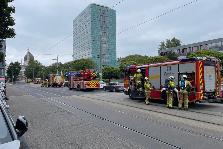 Mehrere Fahrzeuge der Feuerwehr eilten zum vermeintlichen Brand an der Ostra-Allee.