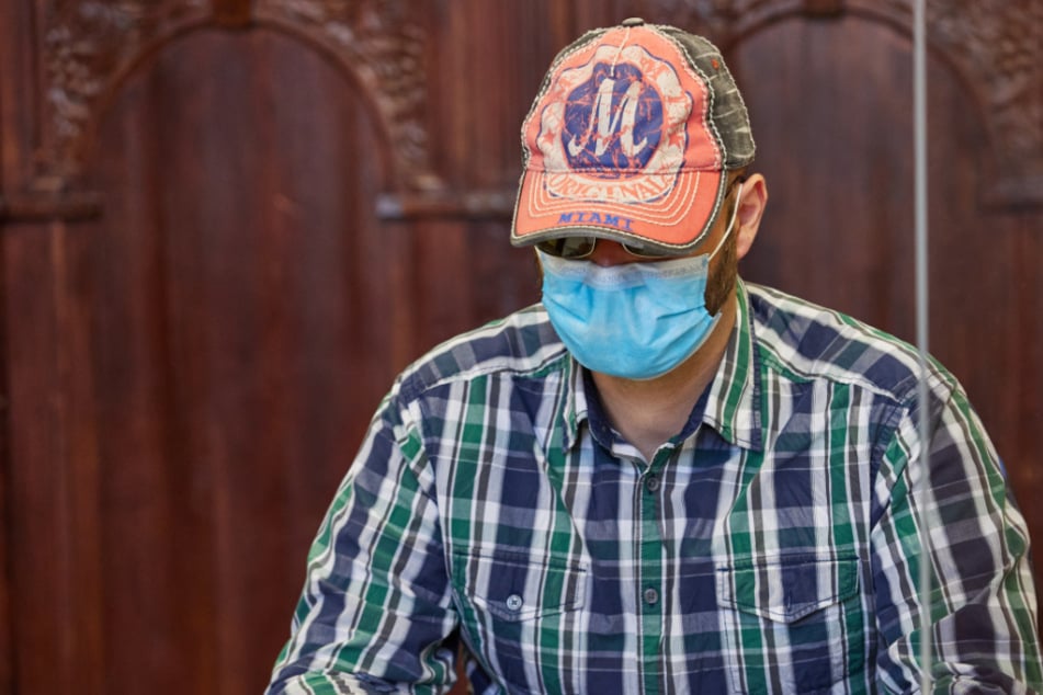 Beim geplatzten Prozess kam der Angeklagte mit Mütze, Sonnenbrille und Atemschutzmaske in den Gerichtssaal.